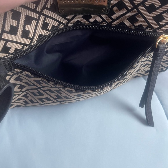 Tommy Hilfiger Logo Crossbody Purse Black and Tan - Picture 3 of 7